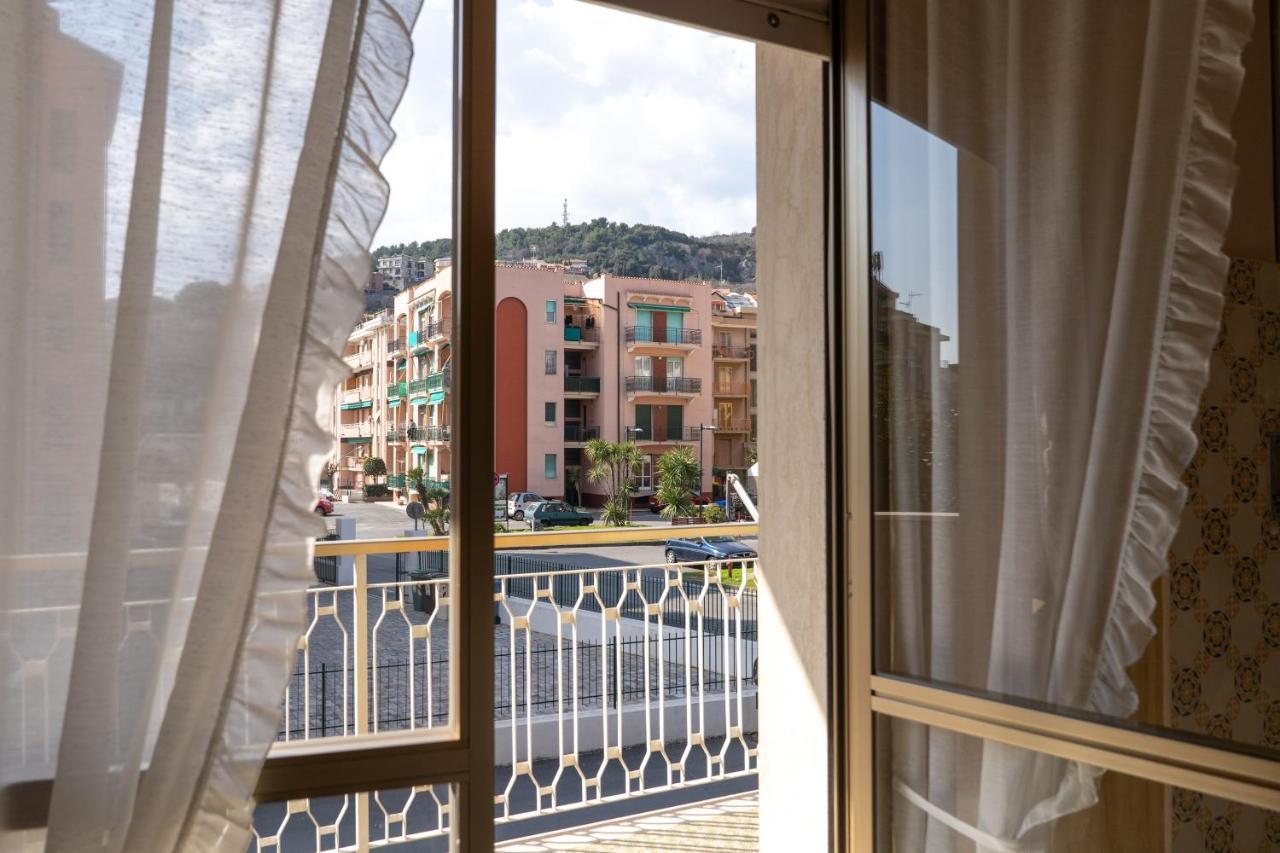 Pietra Ligure Downtown Convenience -Free Parking Apartment Bagian luar foto